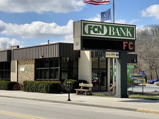 Modern bankfiók épülete kültéri felvételen
